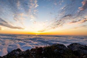 schön Wolken Über das Berge erstellen ein harmonisch Atmosphäre, Gemälde ein heiter und majestätisch Szene von natürlich Schönheit foto