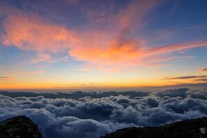 majestätisch Sonnenaufgang schön Wolken Über das Berge erstellen ein harmonisch Atmosphäre, Gemälde ein heiter und majestätisch Szene von natürlich Schönheit foto