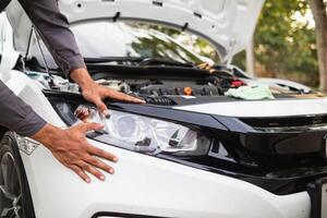 Techniker von Bedienung Center prüfen und helfen Kunden Autos Das sind haben Probleme während Reisen bauen Vertrauen im Kunden Wer wählen Kaufen Auto von Bedienung Center und erhalten Hilfe schnell foto