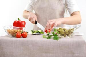 Frau Essen gedämpft Gemüse im das braun Kraft Papier Essen Container auf Weiß hölzern Hintergrund. foto