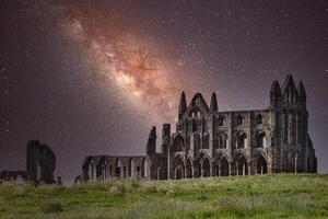 ruiniert Abtei unter das milchig Weg im Whitby, Norden Yorkshire foto