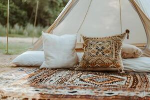 Bohemien Glückseligkeit ein Sommer- Glamping Erfahrung im erdig Farbtöne foto