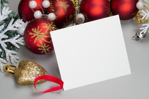 schön Attrappe, Lehrmodell, Simulation Weiß Karte mit Weihnachten Ornamente, ein festlich berühren zum Ihre Urlaub Schöne Grüße foto