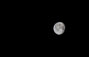 das Mond isoliert auf schwarz Hintergrund, Raum zum Text. foto