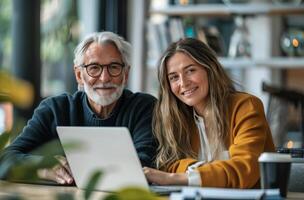 Mann und Frau suchen beim Laptop foto