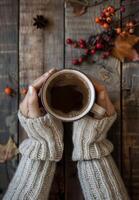 Person, die eine Tasse Kaffee hält foto