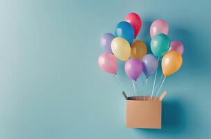 Box gefüllt mit Luftballons und Konfetti auf Blau Hintergrund foto