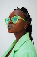 Frau tragen Neon- Grün Sonnenbrille und Grün Jacke foto