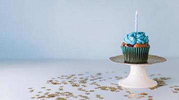 Kerze Cupcake Kuchenständer vor blauem Hintergrund
