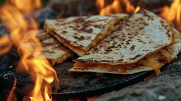 ein köstlich Twist auf das klick Quesadilla diese Lagerfeuer Kreationen sind gekocht Über heiß Flammen geben Sie ein lecker verkohlt Außen. graben in das käsig aromatisch Mitte foto