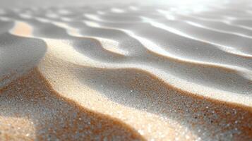 Nahansicht von ein leicht Brise sanft weht Sand Verlassen hinter ein Weg von Sanft Wellen foto