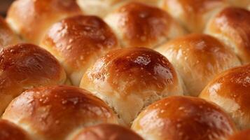 ein Nahansicht von golden braun Abendessen Rollen frisch gebacken und dämpfen foto