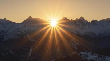 das Sonne Dips unten das Horizont Verlassen hinter ein Weg von golden Licht auf das schneebedeckt Spitzen foto