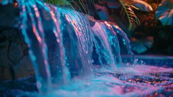 das befriedigend sprühen von ein klein Wasserfall Feature Kaskadierung in das heiß Wanne von über foto