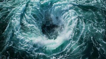 das Center von das Whirlpool ist ein mysteriös Leere es ist Tiefe verhüllt durch das wirbelnd Wasser foto