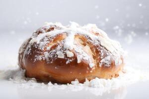 ein Seite Aussicht Schuss von ein heiß Kreuz Brötchen bestreut mit ein Licht Abstauben von pulverisiert Zucker. das Zucker fügt hinzu ein elegant berühren und verbessert das visuell Beschwerde von das schon appetitlich Brötchen. foto