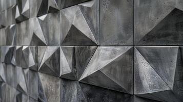 das Anzeige von Beton Fliesen auf das Wände fängt das Auge mit es ist auffällig geometrisch Design. das Fliesen variieren im Schatten von grau und schwarz Kommen Sie zusammen zu bilden ein dreidimensional foto