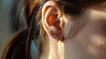 das Piercing im das Ohr ein Symbol von Rebellion gegen das Einschränkungen von Zeit. foto
