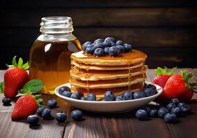 Stapel von Pfannkuchen mit frisch Beeren und Sirup auf hölzern Tabelle foto