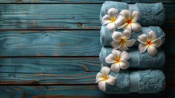 Stapel von Blau Handtücher mit Weiß Blumen foto