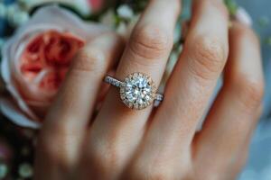 schließen oben von Personen Hand mit Diamant Ring foto