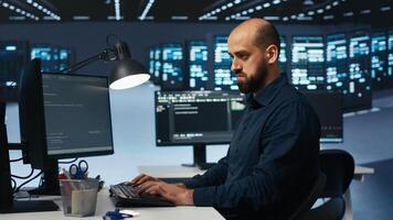 es Ingenieur beaufsichtigen Server Zimmer, Laufen Code auf Computer, Fehlerbehebung Server. Programmierer beim Arbeit Upgrade durchführen Hardware- Cluster, Vernetzung Systeme und Lager Arrays foto