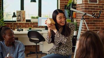 multiethnisch freunde werfen Überraschung Geburtstag Party zum asiatisch Frau, geben ihr nachdenklich Geschenk. glücklich Gruppe von Menschen feiern Gastgeber Jubiläum, Schenken ihr klein Geschenk foto