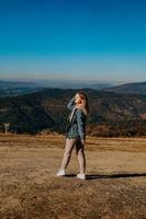 Herbst in den Bergen. glückliches Mädchen. Natur und Reisen. vertikales Foto. foto