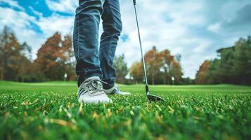 Nahansicht Aussicht von ein Golfspieler Beine mit ein Golf Verein. Athlet vorbereiten zum ein schwingen. Konzept von Sport, Fokus, draussen Aktivität, Freizeit foto