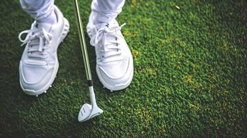 Weiß Turnschuhe und Golf Verein auf Grün Gras Nahansicht. sportlich Schuhe und Sport Ausrüstung. Konzept von Golfen, Schuhwerk, draussen Aktivität, Freizeit. Kopieren Raum foto