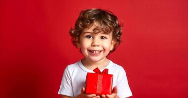 glücklich jung Junge halten ein rot Geschenk Kasten. lächelnd Kind mit ein gegenwärtig. Konzept von Geburtstag, Feier, Kindheit Freude, Ferien foto