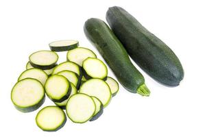 Zucchini gehackte Scheiben auf weißem Hintergrund als Verpackungsgestaltungselement foto