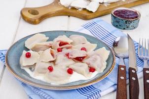 Teigtaschen mit Teig gefüllt mit frischen Beeren. foto