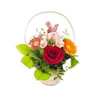Weide dekorativer Korb mit Strauß schöner Blumen auf weißem Hintergrund foto