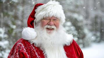 heiter kaukasisch Mann gekleidet wie Santa claus mit ein schneebedeckt Hintergrund. Konzept von Weihnachten, Urlaub Geist, Santa Kostüm, festlich Jahreszeit foto