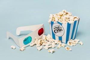 3D-Brille mit Popcornbox blauem Hintergrund foto