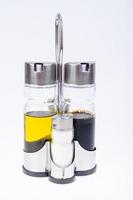 Glasflaschenset mit Olivenöl, Essig, Salz und Pfeffer für den gedeckten Tisch