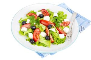 gesunder Lebensstil. Gemüsediätsalat mit Oliven und Ziegenkäse auf weißem Hintergrund.