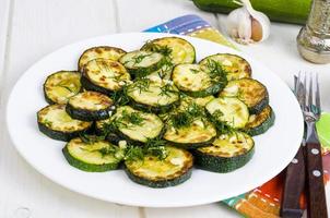 gegrillte Zucchini mit Knoblauch und Kräutern. Foto