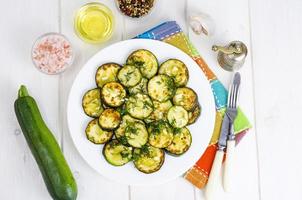 gegrillte Zucchini mit Knoblauch und Kräutern. Foto