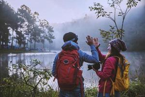 Paare, die gerne reisen, fotografieren die wunderschöne Natur am Pang-ung-See und den Pinienwald bei Mae Hong Son in Thailand. foto