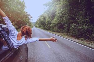 asiatische frauen reisen im urlaub entspannen. Auto fahren glücklich unterwegs. foto