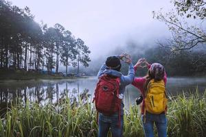 Paare, die gerne reisen, fotografieren die wunderschöne Natur am Pang-ung-See und den Pinienwald bei Mae Hong Son in Thailand. foto