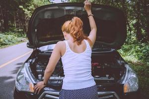 Frauen war das Auto auf der Autobahn kaputt. Landschaft. Frauen kaputtes Auto foto