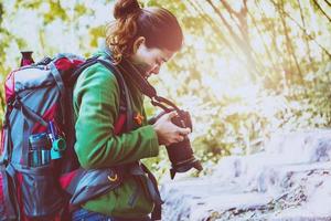 fotograf asiatische frauen reisen fotografieren natur. Reisen entspannen im Urlaub Spaziergang im Wald. Thailand foto