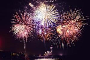 Feuerwerk mit Silhouetten von Menschen in einem Urlaub events.New Year Feuerwerk am Strand. Reisende und Menschen feiern den Tag des neuen Jahres in Kamala Beach Phuket, Thailand. foto