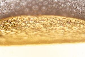 Textur von Gas Luftblasen im Licht Bier. foto