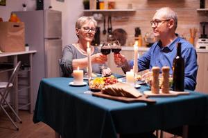 Paar beim gemeinsamen Essen mit Wein