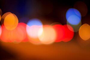 verschwommen Beleuchtung von Scheinwerfer von Autos und Laternen im das Nacht Stadt. abstrakt Bokeh. foto