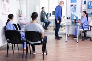 Krankenschwester mit sterilen Handschuhen foto